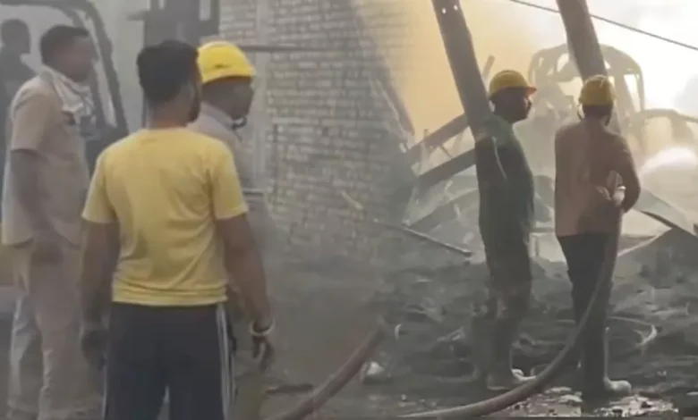 ਜਲੰਧਰ 'ਚ ਜੁੱਤੀਆਂ ਤੇ ਟਾਇਰਾਂ ਦੀ ਫੈਕਟਰੀ ਸੜ ਕੇ ਸੁਆਹ, ਫਾਇਰ ਬ੍ਰਿਗੇਡ ਕਾਬੂ ਪਾਉਣ ਦੀ ਕਰ ਰਹੀ ਹੈ ਕੋਸ਼ਿਸ਼