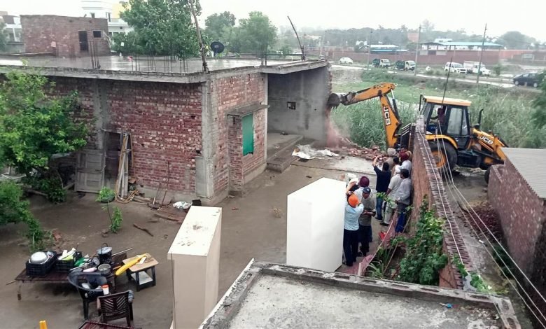 ਵਰ੍ਹਦੇ ਮੀਂਹ 'ਚ ਬਟਾਲਾ ਪੁਲਿਸ ਨੇ ਕਾਦੀਆਂ 'ਚ ਢਾਹੀ ਨਸ਼ਾ ਤਸਕਰ ਦੀ ਨਾਜਾਇਜ਼ ਉਸਾਰੀ ਵਰ੍ਹਦੇ ਮੀਂਹ 'ਚ ਬਟਾਲਾ ਪੁਲਿਸ ਨੇ ਕਾਦੀਆਂ 'ਚ ਢਾਹੀ ਨਸ਼ਾ ਤਸਕਰ ਦੀ ਨਾਜਾਇਜ਼ ਉਸਾਰੀ