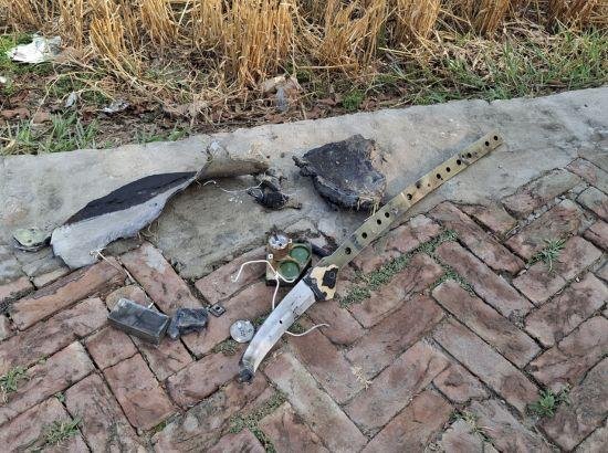 ਰਈਆ ਨਜ਼ਦੀਕ ਪਿੰਡ ਜੱਲੂਪੁਰ ਖੇੜਾ ਅਤੇ ਉੱਪਲ ਦੇ ਖੇਤਾਂ ਵਿਚ ਖਿੱਲਰੇ ਮਿਜ਼ਾਈਲ/ਡਰੋਨਾਂ ਦੇ ਟੁਕੜੇ ਰਈਆ ਨਜ਼ਦੀਕ ਪਿੰਡ ਜੱਲੂਪੁਰ ਖੇੜਾ ਅਤੇ ਉੱਪਲ ਦੇ ਖੇਤਾਂ ਵਿਚ ਖਿੱਲਰੇ ਮਿਜ਼ਾਈਲ/ਡਰੋਨਾਂ ਦੇ ਟੁਕੜੇ