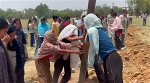 ਸਰਕਾਰੀ ਕਾਲਜ 'ਚ ਪਾਰਕਿੰਗ ਬਣਾਉਣ ਦਾ ਮਾਮਲੇ 'ਚ ਵਿਦਿਆਰਥਣਾਂ ਨੇ ਜ਼ਮੀਨ 'ਚ ਲਗਾਏ ਖੰਭੇ ਪੁੱਟੇ, ਮਾਮਲਾ ਭਖਿਆ