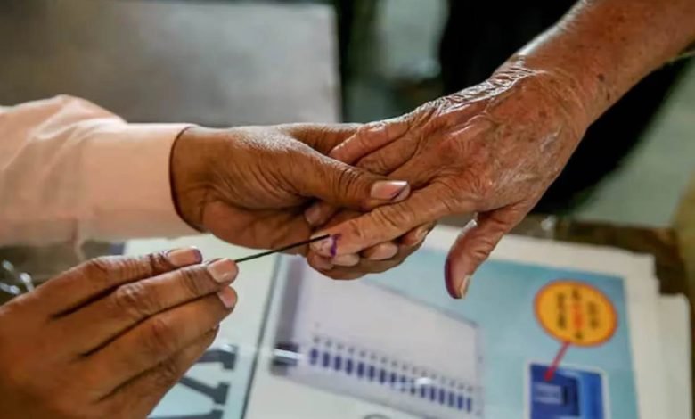 ਜ਼ਿਮਨੀ ਚੋਣਾਂ 'ਤੇ ਕੋਰੋਨਾ ਦਾ ਖ਼ਤਰਾ ! ਚੋਣ ਕਮਿਸ਼ਨ ਨੇ ਜਾਰੀ ਕੀਤੇ ਦਿਸ਼ਾ-ਨਿਰਦੇਸ਼; ਇਨ੍ਹਾਂ ਮੁਲਾਜ਼ਮਾਂ ਨੂੰ ਮਿਲੇਗੀ ਤਨਖ਼ਾਹ ਸਮੇਤ ਛੁੱਟੀ