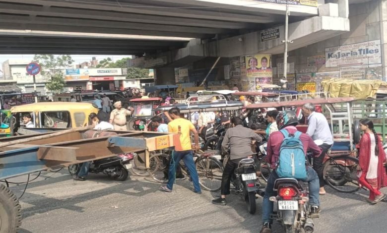 ਸੜਕ ਵਿਚਕਾਰ ਟਰਾਲਾ ਫਸਣ ਕਾਰਨ ਲੱਗਿਆ ਲੰਬਾ ਜਾਮ