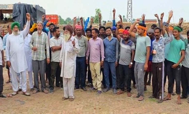 ਲਿਫਟਿੰਗ ਨਾ ਹੋਣ ਤੇ ਮੀਂਹ ਪੈਣ ਕਾਰਨ ਮੰਡੀਆਂ ’ਚ ਰੁਲ ਰਹੀ ਕਣਕ