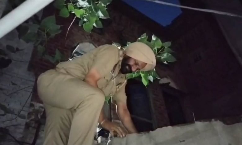 ਢਾਈ ਘੰਟੇ ਦੀ ਮਸ਼ੱਕਤ ਤੋਂ ਬਾਅਦ ਪੁਲਿਸ ਨੇ ਬੰਦ ਘਰ ’ਚ ਲੁਕੇ ਪੰਜ ਮੁਲਜ਼ਮਾਂ ਨੂੰ ਕੀਤਾ ਕਾਬੂ