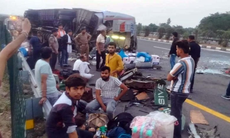 ਐਕਸਪ੍ਰੈਸਵੇਅ 'ਤੇ ਵਾਪਰਿਆ ਵੱਡਾ ਹਾਦਸਾ, ਆਪਸ 'ਚ ਟਕਰਾਈਆਂ ਬੱਸਾਂ