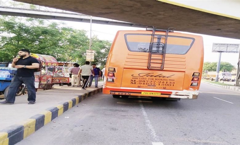 ਸ੍ਰੀ ਕੀਰਤਪੁਰ ਸਾਹਿਬ ਬੱਸ ਅੱਡਾ ਨਾ ਹੋਣ ਕਾਰਨ ਲੋਕ ਹੋਏ ਔਖੇ