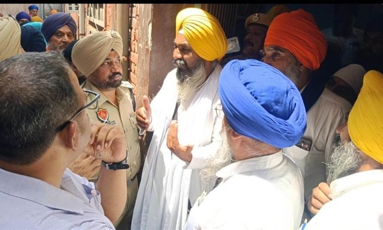 ਬੈਂਕ ਦੇ ਅਧਿਕਾਰੀ ਭਾਰੀ ਪੁਲਿਸ ਫੋਰਸ ਨਾਲ ਘਰ ਦਾ ਕਬਜ਼ਾ ਲੈਣ ਪਹੁੰਚੇ