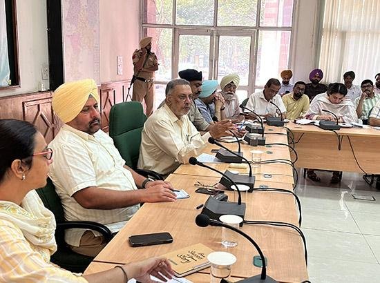 ਸਿਹਤ ਮੰਤਰੀ ਵੱਲੋਂ ਅਧਿਕਾਰੀਆਂ ਨੂੰ ਸਖ਼ਤ ਨਿਰਦੇਸ਼ ਵਿਕਾਸ ਕਾਰਜਾਂ 'ਚ ਕੁਤਾਹੀ ਬਰਦਾਸ਼ਤ ਨਹੀਂ ਹੋਵੇਗੀ ਸਿਹਤ ਮੰਤਰੀ ਵੱਲੋਂ ਅਧਿਕਾਰੀਆਂ ਨੂੰ ਸਖ਼ਤ ਨਿਰਦੇਸ਼ ਵਿਕਾਸ ਕਾਰਜਾਂ 'ਚ ਕੁਤਾਹੀ ਬਰਦਾਸ਼ਤ ਨਹੀਂ ਹੋਵੇਗੀ