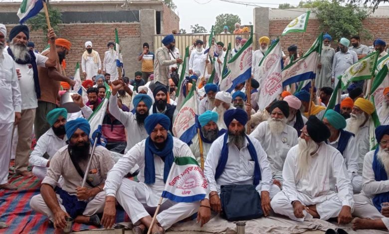 ਪੰਜਾਬ ਸਰਕਾਰ ਵੱਲੋਂ ਕਰਵਾਈਆਂ ਕਿਸਾਨ ਆਗੂਆਂ ਦੀਆਂ ਗਿਰਫਤਾਰੀਆ ਦੇ ਵਿਰੋਧ ਵਿੱਚ, ਕਿਸਾਨ ਮਜਦੂਰਾਂ ਨੇ ਆਗੂਆਂ ਨੂੰ ਰਿਹਾਅ ਕਰਵਾਉਣ ਲਈ ਥਾਣਾ ਆਰਿਫ਼ ਕੇ ਦਾ ਕੀਤਾ ਘਿਰਾਓ ਪੰਜਾਬ ਸਰਕਾਰ ਵੱਲੋਂ ਕਰਵਾਈਆਂ ਕਿਸਾਨ ਆਗੂਆਂ ਦੀਆਂ ਗਿਰਫਤਾਰੀਆ ਦੇ ਵਿਰੋਧ ਵਿੱਚ, ਕਿਸਾਨ ਮਜਦੂਰਾਂ ਨੇ ਆਗੂਆਂ ਨੂੰ ਰਿਹਾਅ ਕਰਵਾਉਣ ਲਈ ਥਾਣਾ ਆਰਿਫ਼ ਕੇ ਦਾ ਕੀਤਾ ਘਿਰਾਓ