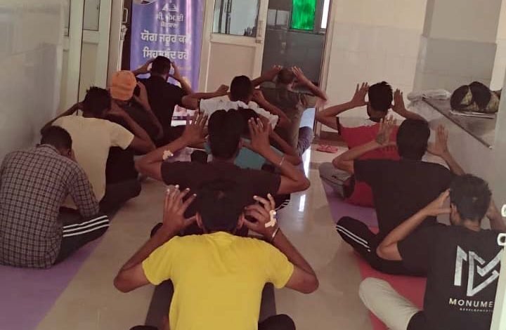 ਸੀਐਮ ਦੀ ਯੋਗਸ਼ਾਲਾ ਤਹਿਤ ਨਸ਼ਾ ਛੜਾਊ ਕੇਂਦਰਾਂ ਵਿੱਚ ਮਰੀਜਾਂ ਨੂੰ ਕਰਵਾਇਆ ਜਾ ਰਿਹਾ ਹੈ ਯੋਗ ਸੀਐਮ ਦੀ ਯੋਗਸ਼ਾਲਾ ਤਹਿਤ ਨਸ਼ਾ ਛੜਾਊ ਕੇਂਦਰਾਂ ਵਿੱਚ ਮਰੀਜਾਂ ਨੂੰ ਕਰਵਾਇਆ ਜਾ ਰਿਹਾ ਹੈ ਯੋਗ