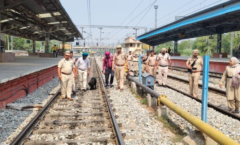 ਰੇਲਵੇ ਸਟੇਸ਼ਨ ਫ਼ਿਰੋਜ਼ਪੁਰ ਕੈਂਟ ਦੀ ਸੁਰੱਖਿਆ ਨੂੰ ਯਕੀਨੀ ਬਣਾਉਣ ਲਈ ਰੇਲਵੇ ਸਟੇਸ਼ਨ ਦੀ ਚੈਕਿੰਗ ਕੀਤੀ ਗਈ ਰੇਲਵੇ ਸਟੇਸ਼ਨ ਫ਼ਿਰੋਜ਼ਪੁਰ ਕੈਂਟ ਦੀ ਸੁਰੱਖਿਆ ਨੂੰ ਯਕੀਨੀ ਬਣਾਉਣ ਲਈ ਰੇਲਵੇ ਸਟੇਸ਼ਨ ਦੀ ਚੈਕਿੰਗ ਕੀਤੀ ਗਈ