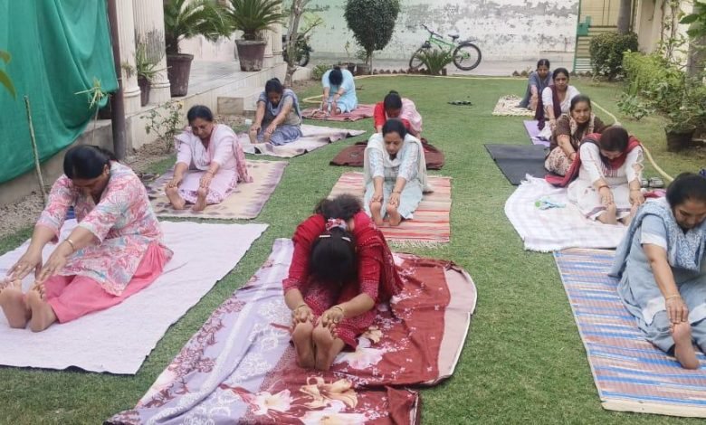ਸੀ.ਐਮ. ਦੀ ਯੋਗਸ਼ਾਲਾ ਵਿੱਚ ਯੋਗ ਕਰਕੇ ਲੋਕ ਹੋ ਰਹੇ ਹਨ ਤੰਦਰੁਸਤ ਸੀ.ਐਮ. ਦੀ ਯੋਗਸ਼ਾਲਾ ਵਿੱਚ ਯੋਗ ਕਰਕੇ ਲੋਕ ਹੋ ਰਹੇ ਹਨ ਤੰਦਰੁਸਤ