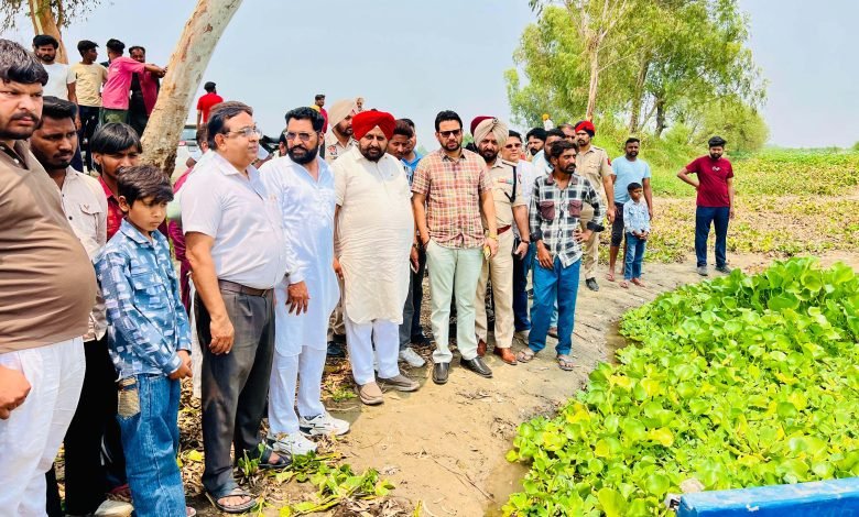 ਭਾਰਤ ਪਾਕਿਸਤਾਨ ਵਿੱਚ ਸੰਵੇਦਨਸ਼ੀਲ ਸਥਿਤੀ ਦੌਰਾਨ ਵਿਧਾਇਕ ਰਣਬੀਰ ਭੁੱਲਰ ਤੇ ਐਸ.ਡੀ.ਐਮ. ਗੁਰਮੀਤ ਸਿੰਘ ਵੱਲੋਂ ਸਰਹੱਦੀ ਖੇਤਰ ਦੇ ਪਿੰਡਾਂ ਦਾ ਦੌਰਾ