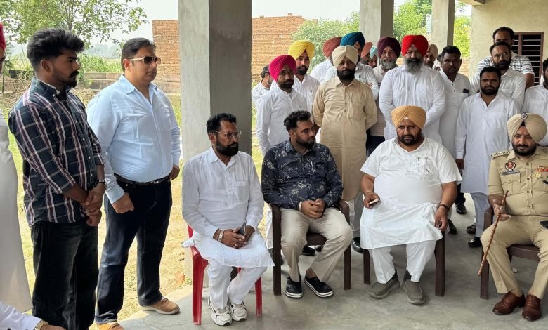 ਵਿਧਾਇਕ ਰਣਬੀਰ ਸਿੰਘ ਭੁੱਲਰ ਨੇ ਸਰਹੱਦੀ ਪਿੰਡਾਂ ਦਾ ਕੀਤਾ ਦੌਰਾ ਵਿਧਾਇਕ ਰਣਬੀਰ ਸਿੰਘ ਭੁੱਲਰ ਨੇ ਸਰਹੱਦੀ ਪਿੰਡਾਂ ਦਾ ਕੀਤਾ ਦੌਰਾ