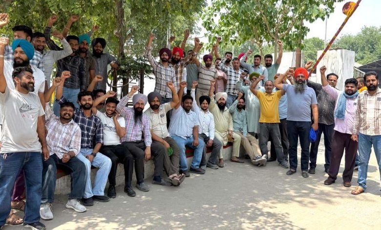 ਲੋਕਾਂ ਨੂੰ ਮੁਫ਼ਤ ਸਫ਼ਰ ਕਰਾਉਣ ਵਾਲੇ 2 ਮਹੀਨਿਆਂ ਬਾਅਦ ਵੀ ਤਨਖਾਹਾਂ ਨੂੰ ਤਰਸਦੇ ਪਨਬਸ ਦੇ ਕੱਚੇ ਮੁਲਾਜ਼ਮ- ਰੇਸ਼ਮ ਸਿੰਘ ਗਿੱਲ ਲੋਕਾਂ ਨੂੰ ਮੁਫ਼ਤ ਸਫ਼ਰ ਕਰਾਉਣ ਵਾਲੇ 2 ਮਹੀਨਿਆਂ ਬਾਅਦ ਵੀ ਤਨਖਾਹਾਂ ਨੂੰ ਤਰਸਦੇ ਪਨਬਸ ਦੇ ਕੱਚੇ ਮੁਲਾਜ਼ਮ- ਰੇਸ਼ਮ ਸਿੰਘ ਗਿੱਲ