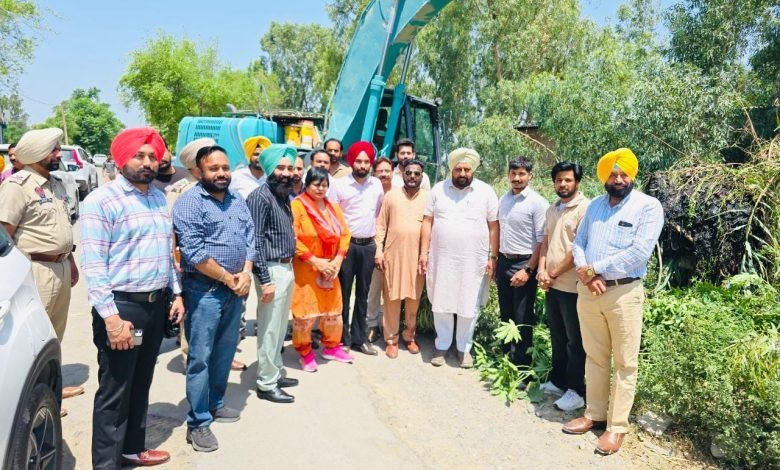 ਮਾਨਸੂਨ ਸੀਜਨ ਦੇ ਮੱਦੇਨਜ਼ਰ ਵਿਧਾਇਕ ਰਣਬੀਰ ਸਿੰਘ ਭੁੱਲਰ ਨੇ ਡਰੇਨ ਦੀ ਸਫਾਈ ਦਾ ਕੰਮ ਸ਼ੁਰੂ ਕਰਵਾਇਆ