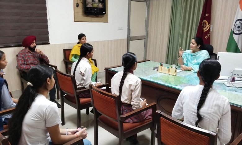 “ਇੱਕ ਦਿਨ, ਡੀ.ਸੀ./ਐਸ.ਐਸ.ਪੀ. ਦੇ ਸੰਗ” ਤਹਿਤ ਫ਼ਿਰੋਜ਼ਪੁਰ ਦੇ ਟਾਪਰ ਵਿਦਿਆਰਥੀਆਂ ਨੂੰ ਮਿਲਿਆ ਪ੍ਰਸ਼ਾਸਕੀ ਤਜ਼ਰਬਾ, ਲੀਡਰਸ਼ਿਪ ਅਤੇ ਲੋਕ ਸੇਵਾ ਦੀ ਪ੍ਰੇਰਨਾ