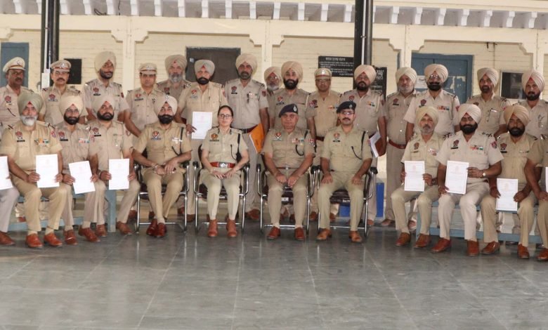 ਪੁਲਿਸ ਕਮਿਸ਼ਨਰ ਜਲੰਧਰ ਨੇ 'ਯੁੱਧ ਨਸ਼ਿਆਂ ਵਿਰੁੱਧ' ਮੁਹਿੰਮ 'ਚ ਖਾਸ ਯੋਗਦਾਨ ਪਾਉਣ ਵਾਲੇ 15 ਪੁਲਿਸ ਕਰਮਚਾਰੀ ਸਨਮਾਨੇ