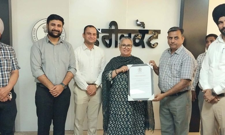 ਡਿਪਟੀ ਕਮਿਸ਼ਨਰ ਵੱਲੋਂ ਸੰਕਟ ਦੀ ਸਥਿਤੀ ਵਿੱਚ ਲਾ-ਮਿਸਾਲ ਸੇਵਾਵਾਂ ਨਿਭਾਉਣ ਵਾਲੇ ਅਧਿਕਾਰੀਆਂ/ਕਰਮਚਾਰੀਆਂ ਦਾ ਸਨਮਾਨ ਡਿਪਟੀ ਕਮਿਸ਼ਨਰ ਵੱਲੋਂ ਸੰਕਟ ਦੀ ਸਥਿਤੀ ਵਿੱਚ ਲਾ-ਮਿਸਾਲ ਸੇਵਾਵਾਂ ਨਿਭਾਉਣ ਵਾਲੇ ਅਧਿਕਾਰੀਆਂ/ਕਰਮਚਾਰੀਆਂ ਦਾ ਸਨਮਾਨ