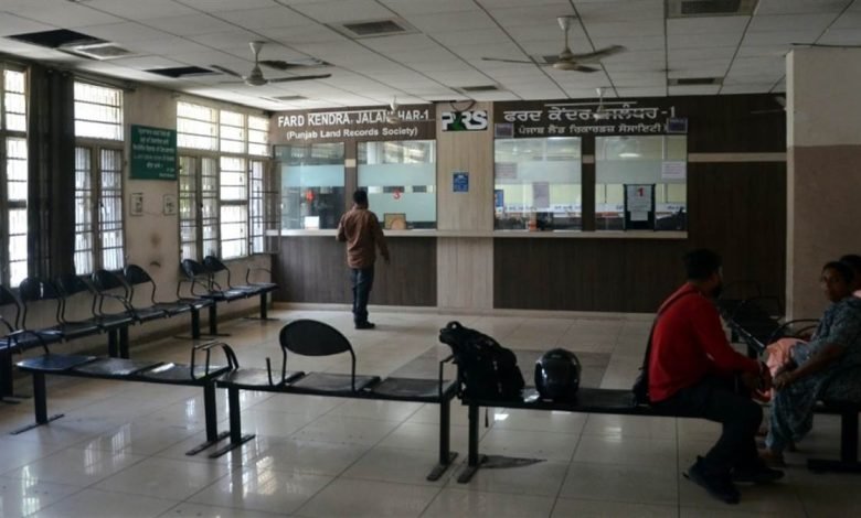 ਫਰਦ ਕੇਂਦਰ ਕਰਮਚਾਰੀਆਂ ਨੂੰ ਬਲੈਕ ਲਿਸਟ ਕਰਨ ਦੀ ਚਿਤਾਵਨੀ, ਰੁਕੀ ਜਮ੍ਹਾਬੰਦੀ ਤੇ ਇੰਤਕਾਲ ਪ੍ਰਿੰਟਿੰਗ