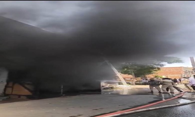 ਰਿਹਾਇਸ਼ੀ ਇਲਾਕੇ 'ਚ ਪੇਂਟ ਫੈਕਟਰੀ 'ਚ ਲੱਗੀ ਭਿਆਨਕ ਅੱਗ, ਜ਼ਿੰਦਾ ਸੜੇ ਦੋ ਲੋਕ ਰਿਹਾਇਸ਼ੀ ਇਲਾਕੇ 'ਚ ਪੇਂਟ ਫੈਕਟਰੀ 'ਚ ਲੱਗੀ ਭਿਆਨਕ ਅੱਗ, ਜ਼ਿੰਦਾ ਸੜੇ ਦੋ ਲੋਕ