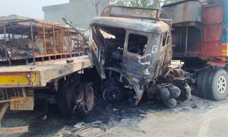 ਟਰਾਲਿਆਂ ਦੀ ਆਪਸੀ ਟੱਕਰ ਤੋਂ ਬਾਅਦ ਲੱਗੀ ਅੱਗ, ਦੋ ਵਿਅਕਤੀ ਜ਼ਖ਼ਮੀ