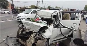 CRPF ਜਵਾਨ ਦੀ ਕਾਰ ਹਾਈਵੇਅ 'ਤੇ ਖੜ੍ਹੇ ਟਿੱਪਰ ਨਾਲ ਟਕਰਾਈ, ਪਤਨੀ ਦੀ ਹਾਲਤ ਗੰਭੀਰ