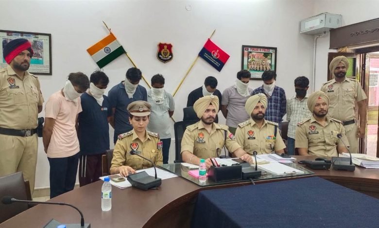 ਸੇਅਰ ਬਾਜ਼ਾਰ ਦੇ ਨਾਂ ’ਤੇ 18 ਲੱਖ ਦੀ ਠੱਗੀ ਮਾਰਨ ਵਾਲਾ ਗਰੋਹ ਕਾਬੂ ਸੇਅਰ ਬਾਜ਼ਾਰ ਦੇ ਨਾਂ ’ਤੇ 18 ਲੱਖ ਦੀ ਠੱਗੀ ਮਾਰਨ ਵਾਲਾ ਗਰੋਹ ਕਾਬੂ