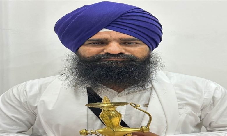 ਸ਼੍ਰੀ ਅਕਾਲ ਤਖਤ ਸਾਹਿਬ ਦੇ ਜਥੇਦਾਰ ਗੜਗੱਜ ਪੁੱਜੇ ਪਟਿਆਲਾ ਜੇਲ੍ਹ, ਕੀਤੀ ਰਾਜੋਆਣਾ ਨਾਲ ਮੁਲਾਕਾਤ ਸ਼੍ਰੀ ਅਕਾਲ ਤਖਤ ਸਾਹਿਬ ਦੇ ਜਥੇਦਾਰ ਗੜਗੱਜ ਪੁੱਜੇ ਪਟਿਆਲਾ ਜੇਲ੍ਹ, ਕੀਤੀ ਰਾਜੋਆਣਾ ਨਾਲ ਮੁਲਾਕਾਤ