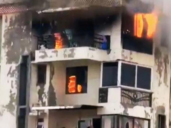 दर्दनाक घटनाः घर में लगी आग तो जान बचाने को बच्चों सहित कूद गया पिता, तीनों की मौत