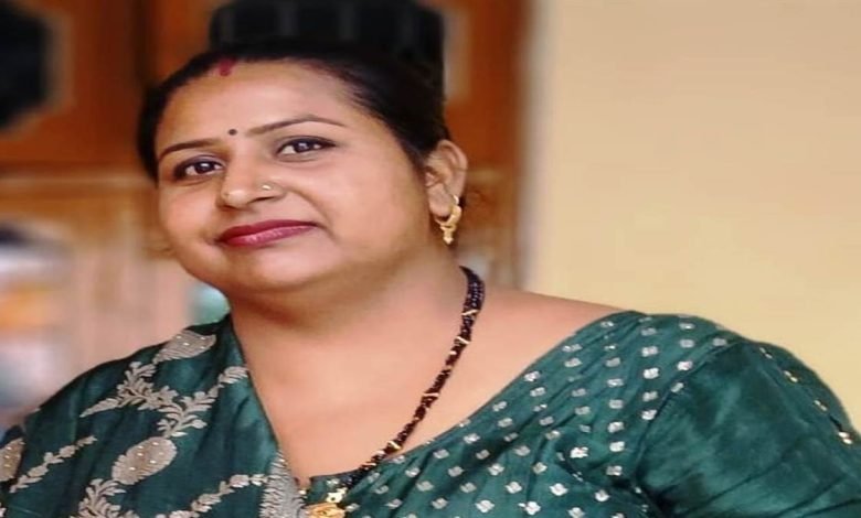 ਦਾਤ ਮਾਰ ਕੇ ਪਤਨੀ ਦਾ ਕਤਲ, ਪੁਲਿਸ ਨੇ ਹਿਰਾਸਤ 'ਚ ਲਿਆ ਨੌਜਵਾਨ ਦਾਤ ਮਾਰ ਕੇ ਪਤਨੀ ਦਾ ਕਤਲ, ਪੁਲਿਸ ਨੇ ਹਿਰਾਸਤ 'ਚ ਲਿਆ ਨੌਜਵਾਨ