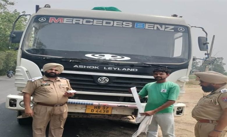 ਚਾਲਕ ਲੋਡ ਟਿੱਪਰਾਂ ’ਤੇ ਤਰਪਾਲ ਪਾ ਕੇ ਚੱਲਣ : ਦਲੀਪ ਸਿੰਘ ਚਾਲਕ ਲੋਡ ਟਿੱਪਰਾਂ ’ਤੇ ਤਰਪਾਲ ਪਾ ਕੇ ਚੱਲਣ : ਦਲੀਪ ਸਿੰਘ