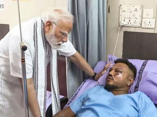 जीवित बचे एकमात्र व्यक्ति 'विश्वास' से मिले PM मोदी