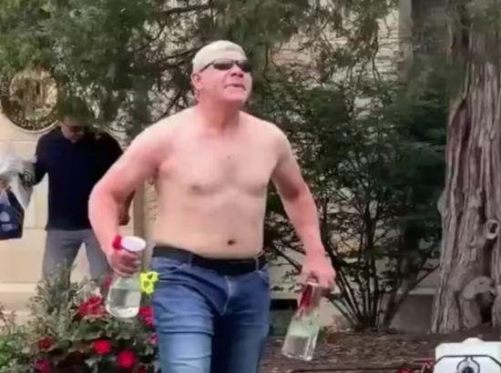 ਅਮਰੀਕਾ : "ਆਜ਼ਾਦ ਫਲਸਤੀਨ" ਦੇ ਨਾਅਰੇ ਲਾ ਕੇ ਸੁੱਟਿਆ ਬੰਬ ਅਮਰੀਕਾ : "ਆਜ਼ਾਦ ਫਲਸਤੀਨ" ਦੇ ਨਾਅਰੇ ਲਾ ਕੇ ਸੁੱਟਿਆ ਬੰਬ