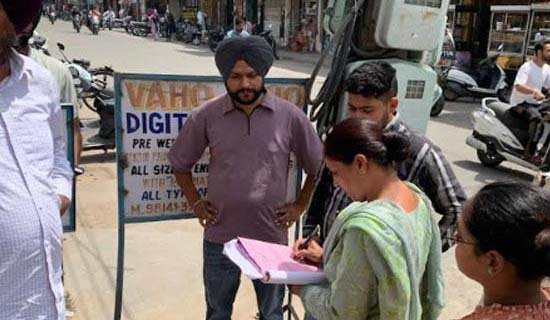 ਨਗਰ ਨਿਗਮ ਦੀ ਸਖ਼ਤਾਈ- ਸਮਾਧ ਰੋਡ 'ਤੇ ਦੁਕਾਨਾਂ ਅੱਗੇ ਕੂੜੇ ਦੇ ਢੇਰ ਲਗਾਉਣ ਵਾਲੇ ਦੁਕਾਨਦਾਰਾਂ ਦੇ 7 ਚਲਾਨ ਕੱਟੇ