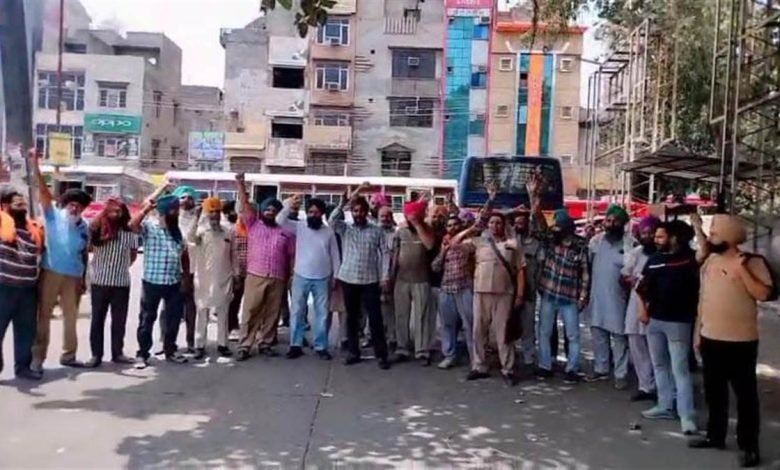 ਰੋਡਵੇਜ਼ ਬੱਸ ਡਰਾਈਵਰਾਂ ਅਤੇ ਕੰਡਕਟਰਾਂ ਨੇ 3 ਘੰਟੇ ਧਰਨਾ ਦਿੱਤਾ, ਮੁਸਾਫਰ ਪ੍ਰੇਸ਼ਾਨ ਹੋਏ