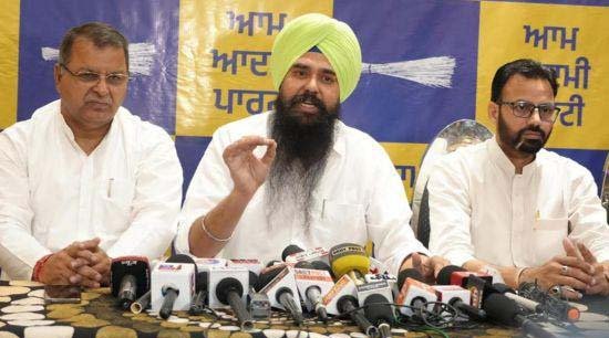 ਆਸ਼ੂ ਦਾ ਮਤਲਬ ਹੈ ਡਰ, ਧਮਕੀ ਅਤੇ ਹੰਕਾਰ, ਸੰਜੀਵ ਅਰੋੜਾ ਸੇਵਾ, ਨਿਮਰਤਾ ਅਤੇ ਵਿਸ਼ਵਾਸ ਦੇ ਪ੍ਰਤੀਕ : ਸੰਸਦ ਮੈਂਬਰ ਮਲਵਿੰਦਰ ਕੰਗ