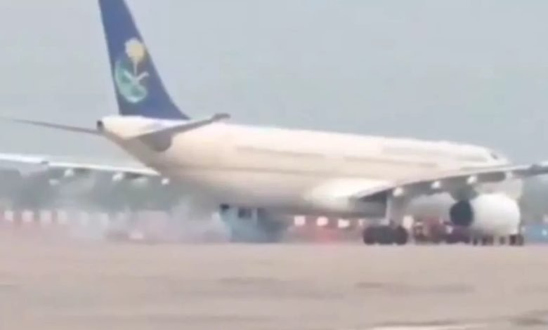 ਲਖਨਊ ਹਵਾਈ ਅੱਡੇ 'ਤੇ ਉਤਰਦੇ ਹੀ ਜਹਾਜ਼ ਦੇ ਪਹੀਆਂ 'ਚੋਂ ਨਿਕਲਣ ਲੱਗਾ ਧੂੰਆਂ 