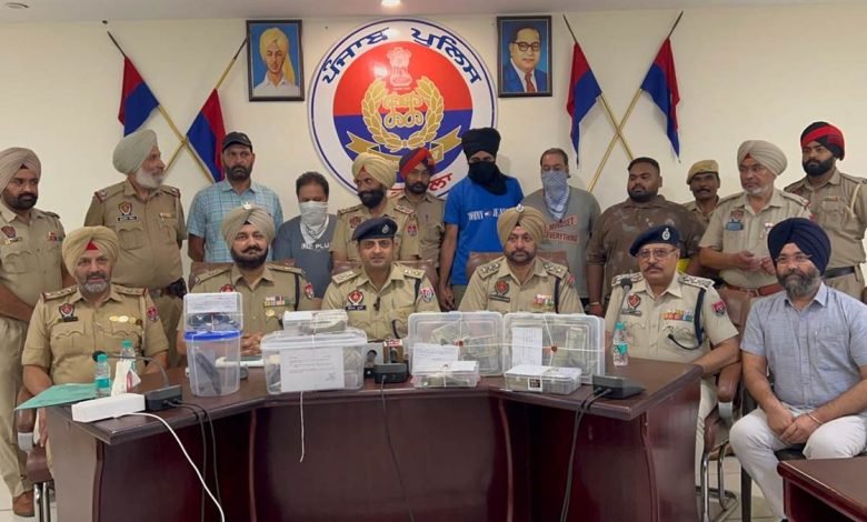 ਲੁੱਟੀ ਰਕਮ ਤੇ ਹਥਿਆਰਾਂ ਸਮੇਤ ਤਿੰਨ ਮੁਲਜ਼ਮ ਗ੍ਰਿਫ਼ਤਾਰ, ਕਪੂਰਥਲਾ ਪੁਲਿਸ ਨੇ ਹੁਣ ਤੱਕ 28 ਲੱਖ 67 ਹਜ਼ਾਰ ਰੁਪਏ ਕੀਤੇ ਬਰਾਮਦ ਲੁੱਟੀ ਰਕਮ ਤੇ ਹਥਿਆਰਾਂ ਸਮੇਤ ਤਿੰਨ ਮੁਲਜ਼ਮ ਗ੍ਰਿਫ਼ਤਾਰ, ਕਪੂਰਥਲਾ ਪੁਲਿਸ ਨੇ ਹੁਣ ਤੱਕ 28 ਲੱਖ 67 ਹਜ਼ਾਰ ਰੁਪਏ ਕੀਤੇ ਬਰਾਮਦ