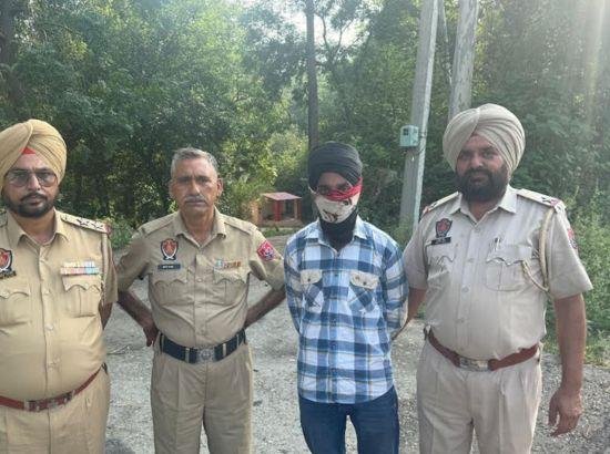 ਨਸ਼ੀਲੇ ਪਾਊਡਰ ਸਮੇਤ 3 ਵਿਅਕਤੀਆਂ ਨੂੰ ਕੀਤਾ ਗ੍ਰਿਫਤਾਰ ਨਸ਼ਾ ਤਸਕਰੀ/ਸਮੱਗਲਿੰਗ ਕਰਨ ਵਾਲੇ ਦੀ ਜਾਣਕਾਰੀ ਸੂਚਨਾ ਸੇਫ ਪੰਜਾਬ ਐਂਟੀ ਡਰੱਗ ਹੈਲਪਲਾਇਨ ਨੰਬਰ 97791-00200 ਤੇ ਦਿੱਤੀ ਜਾਵੇ - ਐੱਸਐੱਸਪੀ ਰੂਪਨਗਰ, 19 ਜੂਨ: ਪੰਜਾਬ ਸਰਕਾਰ ਵੱਲੋਂ ਚਲਾਈ ਜਾ ਰਹੀ "ਯੁੱਧ ਨਸ਼ਿਆਂ ਵਿਰੁੱਧ" ਮੁਹਿੰਮ ਨੂੰ ਜ਼ਮੀਨੀ ਪੱਧਰ ਤੇ ਲਾਗੂ ਕਰਨ ਲਈ ਜ਼ਿਲ੍ਹਾ ਰੂਪਨਗਰ ਪੁਲਿਸ ਵੱਲੋਂ ਨਸ਼ੇ ਨੂੰ ਵੇਚਣ ਵਾਲਿਆਂ ਵਿਰੁੱਧ ਕਾਰਵਾਈਆਂ ਨਿਰੰਤਰ ਜਾਰੀ ਹਨ। ਇਸ ਸਬੰਧੀ ਜਾਣਕਾਰੀ ਦਿੰਦਿਆਂ ਸੀਨੀਅਰ ਕਪਤਾਨ ਪੁਲਿਸ ਰੂਪਨਗਰ ਸ. ਗੁਲਨੀਤ ਸਿੰਘ ਖੁਰਾਣਾ ਨੇ ਦੱਸਿਆ ਕਿ ਡਾਇਰੈਕਟਰ ਜਨਰਲ ਪੁਲਿਸ ਪੰਜਾਬ ਸ਼੍ਰੀ ਗੌਰਵ ਯਾਦਵ ਦੇ ਦਿਸ਼ਾ ਨਿਰਦੇਸ਼ਾ ਅਨੁਸਾਰ ਅਤੇ ਡਿਪਟੀ ਇੰਸਪੈਕਟਰ ਜਨਰਲ ਪੁਲਿਸ ਰੂਪਨਗਰ ਰੇਂਜ ਰੂਪਨਗਰ ਸ. ਹਰਚਰਨ ਸਿੰਘ ਭੁੱਲਰ ਦੀ ਅਗਵਾਈ ਹੇਠ ਰੂਪਨਗਰ ਪੁਲਿਸ ਵੱਲੋਂ ਨਸ਼ਾ ਤਸਕਰਾਂ ਅਤੇ ਸਮਾਜ ਵਿਰੋਧੀ ਅਨਸਰਾਂ ਖਿਲਾਫ ਚਲਾਈ ਜਾ ਰਹੀ ਮੁਹਿੰਮ "ਯੁੱਧ ਨਸ਼ਿਆ ਵਿਰੁੱਧ" ਮੁਹਿੰਮ ਤਹਿਤ ਰੂਪਨਗਰ ਜ਼ਿਲ੍ਹਾ ਪੁਲਿਸ ਵੱਲੋਂ ਐਨ.ਡੀ.ਪੀ.ਐਸ. ਐਕਟ ਦੇ ਵੱਖ-ਵੱਖ ਮੁਕੱਦਮਿਆਂ ਵਿੱਚ 3 ਵਿਅਕਤੀਆਂ ਨੂੰ ਗ੍ਰਿਫਤਾਰ ਕਰਕੇ ਉਨਾਂ ਪਾਸੋਂ 83 ਗ੍ਰਾਮ ਤੋਂ ਵੱਧ ਨਸ਼ੀਲਾ ਪਾਊਡਰ/ਪਦਾਰਥ ਬ੍ਰਾਮਦ ਕੀਤਾ ਗਿਆ। ਇਸ ਸਬੰਧੀ ਉਨ੍ਹਾਂ ਅੱਗੇ ਜਾਣਕਾਰੀ ਦਿੰਦਿਆਂ ਦੱਸਿਆ ਕਿ “ਯੁੱਧ ਨਸ਼ਿਆ ਵਿਰੁੱਧ" ਮੁਹਿੰਮ ਦੀ ਲਗਾਤਾਰਤਾ ਵਿੱਚ ਜ਼ਿਲ੍ਹਾ ਪੁਲਿਸ ਵੱਲੋਂ ਵੱਖ-ਵੱਖ ਸਥਾਨਾ ਤੇ ਨਾਕਾਬੰਦੀਆਂ ਅਤੇ ਗਸ਼ਤਾ ਰਾਹੀ ਨਸ਼ਾ ਤਸਕਰਾਂ ਅਤੇ ਭੈੜੇ ਅਨਸਰਾਂ ਦੀ ਚੈਕਿੰਗ ਕੀਤੀ ਗਈ, ਜਿਸ ਦੌਰਾਨ ਥਾਣਾ ਨੂਰਪੁਰਬੇਦੀ ਵੱਲੋਂ ਰਾਜਨ ਸਿੰਘ ਉਰਫ ਰਾਜਾ ਵਾਸੀ ਪਿੰਡ ਬਸਾਲੀ ਥਾਣਾ ਨੂਰਪੁਰਬੇਦੀ ਨੂੰ ਗ੍ਰਿਫਤਾਰ ਕਰਕੇ ਉਸ ਪਾਸੋਂ 47 ਗ੍ਰਾਮ ਤੋਂ ਵੱਧ ਨਸ਼ੀਲਾ ਪਾਊਡਰ/ਪਦਾਰਥ ਬ੍ਰਾਮਦ ਕੀਤਾ ਗਿਆ, ਥਾਣਾ ਸ੍ਰੀ ਅਨੰਦਪੁਰ ਸਾਹਿਬ ਵੱਲੋਂ ਅਮਨਦੀਪ ਸਿੰਘ ਅਮਨ ਵਾਸੀ ਵਾਰਡ ਨੰ. 6 ਮੁਹੱਲਾ ਕੁਰਾਲੀ ਵਾਲਾ ਸ੍ਰੀ ਅਨੰਦਪੁਰ ਸਾਹਿਬ ਨੂੰ ਗ੍ਰਿਫਤਾਰ ਕਰਕੇ ਉਸ ਪਾਸੋਂ 21 ਗ੍ਰਾਮ ਨਸ਼ੀਲਾ ਪਾਊਡਰ/ਪਦਾਰਥ ਬ੍ਰਾਮਦ ਕੀਤਾ ਗਿਆ ਅਤੇ ਥਾਣਾ ਨੰਗਲ ਵੱਲੋਂ ਸ਼ਸੀ ਕੁਮਾਰ ਵਾਸੀ ਮਕਾਨ ਨੰਬਰ 581, ਜੀ ਬਲਾਕ ਨੰਗਲ ਨੂੰ ਗ੍ਰਿਫਤਾਰ ਕਰਕੇ ਉਸ ਪਾਸੋਂ 15 ਗ੍ਰਾਮ ਨਸ਼ੀਲਾ ਪਾਊਡਰ/ਪਦਾਰਥ ਬ੍ਰਾਮਦ ਕੀਤਾ ਗਿਆ ਅਤੇ ਉਨ੍ਹਾਂ ਖਿਲਾਫ ਐਨ.ਡੀ.ਪੀ.ਐਸ. ਐਕਟ ਤਹਿਤ ਮੁਕੱਦਮੇ ਦਰਜ ਕੀਤੇ ਗਏ। ਉਨ੍ਹਾਂ ਅੱਗੇ ਦੱਸਿਆਂ ਕਿ ਪ੍ਰੋਜੇਕਟ ‘ਸੰਪਰਕ' ਦੀ ਲਗਾਤਾਰਤਾ ਵਿੱਚ ਆਮ ਪਬਲਿਕ ਨੂੰ ਨਸ਼ਿਆ ਦੇ ਮਾੜੇ ਪ੍ਰਭਾਵਾ ਸਬੰਧੀ ਜਾਗੂਰਕ ਕਰਨ ਅਤੇ ਪੁਲਿਸ ਨਾਲ ਪਬਲਿਕ ਦਾ ਤਾਲਮੇਲ ਹੋਰ ਵਧਾਉਣ ਲਈ ਪਿੰਡਾ ਵਿੱਚ ਜਾ ਕੇ ਗਜਟਿਡ ਅਫਸਰਾਂ ਅਤੇ ਮੁੱਖ ਅਫਸਰ ਥਾਣਾ ਵਲੋਂ ਮੀਟਿੰਗਾ ਕਰਕੇ ਉਨ੍ਹਾਂ ਨੂੰ ਪੰਜਾਬ ਐਂਟੀ ਡਰਗ ਹੈਲਪਲਾਇਨ ਬਾਰੇ ਜਾਣਕਾਰੀ ਦਿੱਤੀ ਅਤੇ ਉਨ੍ਹਾ ਦੇ ਸੁਝਾਅ ਵੀ ਲਏ ਗਏ। ਐਸ.ਐਸ.ਪੀ. ਰੂਪਨਗਰ ਵਲੋਂ ਪਬਲਿਕ ਨੂੰ ਅਪੀਲ ਕੀਤੀ ਕਿ ਨਸ਼ੇ ਵਰਗੀ ਅਲਾਹਮਤ ਨੂੰ ਖਤਮ ਕਰਨ ਲਈ ਪੁਲਿਸ ਦਾ ਪੂਰਨ ਤੋਰ ਤੇ ਸਹਿਯੋਗ ਕੀਤਾ ਜਾਵੇ ਅਤੇ ਜੇਕਰ ਉਨ੍ਹਾਂ ਦੇ ਇਲਾਕਾ ਵਿੱਚ ਕੋਈ ਵਿਅਕਤੀ ਨਸ਼ਾਂ ਤਸਕਰੀ/ਸਮੱਗਲਿੰਗ ਕਰਦਾ ਹੈ ਤਾਂ ਉਸਦੀ ਸੂਚਨਾ ਸੇਫ ਪੰਜਾਬ ਐਂਟੀ ਡਰੱਗ ਹੈਲਪਲਾਇਨ ਨੰਬਰ 97791-00200 (ਵਟਸਐਪ ਚੈਟਬੋਟ) ਜਾਂ ਜ਼ਿਲ੍ਹਾ ਪੁਲਿਸ ਦੇ ਨੰਬਰਾ ਪਰ ਸਾਂਝੀ ਕੀਤੀ ਜਾਵੇ। ਜਾਣਕਾਰੀ ਦੇਣ ਵਾਲੇ ਦਾ ਨਾਮ ਅਤੇ ਪਤਾ ਗੁਪਤ ਰੱਖਿਆ ਜਾਵੇਗਾ। ਨਸ਼ੀਲੇ ਪਾਊਡਰ ਸਮੇਤ 3 ਵਿਅਕਤੀਆਂ ਨੂੰ ਕੀਤਾ ਗ੍ਰਿਫਤਾਰ ਨਸ਼ਾ ਤਸਕਰੀ/ਸਮੱਗਲਿੰਗ ਕਰਨ ਵਾਲੇ ਦੀ ਜਾਣਕਾਰੀ ਸੂਚਨਾ ਸੇਫ ਪੰਜਾਬ ਐਂਟੀ ਡਰੱਗ ਹੈਲਪਲਾਇਨ ਨੰਬਰ 97791-00200 ਤੇ ਦਿੱਤੀ ਜਾਵੇ - ਐੱਸਐੱਸਪੀ ਰੂਪਨਗਰ, 19 ਜੂਨ: ਪੰਜਾਬ ਸਰਕਾਰ ਵੱਲੋਂ ਚਲਾਈ ਜਾ ਰਹੀ "ਯੁੱਧ ਨਸ਼ਿਆਂ ਵਿਰੁੱਧ" ਮੁਹਿੰਮ ਨੂੰ ਜ਼ਮੀਨੀ ਪੱਧਰ ਤੇ ਲਾਗੂ ਕਰਨ ਲਈ ਜ਼ਿਲ੍ਹਾ ਰੂਪਨਗਰ ਪੁਲਿਸ ਵੱਲੋਂ ਨਸ਼ੇ ਨੂੰ ਵੇਚਣ ਵਾਲਿਆਂ ਵਿਰੁੱਧ ਕਾਰਵਾਈਆਂ ਨਿਰੰਤਰ ਜਾਰੀ ਹਨ। ਇਸ ਸਬੰਧੀ ਜਾਣਕਾਰੀ ਦਿੰਦਿਆਂ ਸੀਨੀਅਰ ਕਪਤਾਨ ਪੁਲਿਸ ਰੂਪਨਗਰ ਸ. ਗੁਲਨੀਤ ਸਿੰਘ ਖੁਰਾਣਾ ਨੇ ਦੱਸਿਆ ਕਿ ਡਾਇਰੈਕਟਰ ਜਨਰਲ ਪੁਲਿਸ ਪੰਜਾਬ ਸ਼੍ਰੀ ਗੌਰਵ ਯਾਦਵ ਦੇ ਦਿਸ਼ਾ ਨਿਰਦੇਸ਼ਾ ਅਨੁਸਾਰ ਅਤੇ ਡਿਪਟੀ ਇੰਸਪੈਕਟਰ ਜਨਰਲ ਪੁਲਿਸ ਰੂਪਨਗਰ ਰੇਂਜ ਰੂਪਨਗਰ ਸ. ਹਰਚਰਨ ਸਿੰਘ ਭੁੱਲਰ ਦੀ ਅਗਵਾਈ ਹੇਠ ਰੂਪਨਗਰ ਪੁਲਿਸ ਵੱਲੋਂ ਨਸ਼ਾ ਤਸਕਰਾਂ ਅਤੇ ਸਮਾਜ ਵਿਰੋਧੀ ਅਨਸਰਾਂ ਖਿਲਾਫ ਚਲਾਈ ਜਾ ਰਹੀ ਮੁਹਿੰਮ "ਯੁੱਧ ਨਸ਼ਿਆ ਵਿਰੁੱਧ" ਮੁਹਿੰਮ ਤਹਿਤ ਰੂਪਨਗਰ ਜ਼ਿਲ੍ਹਾ ਪੁਲਿਸ ਵੱਲੋਂ ਐਨ.ਡੀ.ਪੀ.ਐਸ. ਐਕਟ ਦੇ ਵੱਖ-ਵੱਖ ਮੁਕੱਦਮਿਆਂ ਵਿੱਚ 3 ਵਿਅਕਤੀਆਂ ਨੂੰ ਗ੍ਰਿਫਤਾਰ ਕਰਕੇ ਉਨਾਂ ਪਾਸੋਂ 83 ਗ੍ਰਾਮ ਤੋਂ ਵੱਧ ਨਸ਼ੀਲਾ ਪਾਊਡਰ/ਪਦਾਰਥ ਬ੍ਰਾਮਦ ਕੀਤਾ ਗਿਆ। ਇਸ ਸਬੰਧੀ ਉਨ੍ਹਾਂ ਅੱਗੇ ਜਾਣਕਾਰੀ ਦਿੰਦਿਆਂ ਦੱਸਿਆ ਕਿ “ਯੁੱਧ ਨਸ਼ਿਆ ਵਿਰੁੱਧ" ਮੁਹਿੰਮ ਦੀ ਲਗਾਤਾਰਤਾ ਵਿੱਚ ਜ਼ਿਲ੍ਹਾ ਪੁਲਿਸ ਵੱਲੋਂ ਵੱਖ-ਵੱਖ ਸਥਾਨਾ ਤੇ ਨਾਕਾਬੰਦੀਆਂ ਅਤੇ ਗਸ਼ਤਾ ਰਾਹੀ ਨਸ਼ਾ ਤਸਕਰਾਂ ਅਤੇ ਭੈੜੇ ਅਨਸਰਾਂ ਦੀ ਚੈਕਿੰਗ ਕੀਤੀ ਗਈ, ਜਿਸ ਦੌਰਾਨ ਥਾਣਾ ਨੂਰਪੁਰਬੇਦੀ ਵੱਲੋਂ ਰਾਜਨ ਸਿੰਘ ਉਰਫ ਰਾਜਾ ਵਾਸੀ ਪਿੰਡ ਬਸਾਲੀ ਥਾਣਾ ਨੂਰਪੁਰਬੇਦੀ ਨੂੰ ਗ੍ਰਿਫਤਾਰ ਕਰਕੇ ਉਸ ਪਾਸੋਂ 47 ਗ੍ਰਾਮ ਤੋਂ ਵੱਧ ਨਸ਼ੀਲਾ ਪਾਊਡਰ/ਪਦਾਰਥ ਬ੍ਰਾਮਦ ਕੀਤਾ ਗਿਆ, ਥਾਣਾ ਸ੍ਰੀ ਅਨੰਦਪੁਰ ਸਾਹਿਬ ਵੱਲੋਂ ਅਮਨਦੀਪ ਸਿੰਘ ਅਮਨ ਵਾਸੀ ਵਾਰਡ ਨੰ. 6 ਮੁਹੱਲਾ ਕੁਰਾਲੀ ਵਾਲਾ ਸ੍ਰੀ ਅਨੰਦਪੁਰ ਸਾਹਿਬ ਨੂੰ ਗ੍ਰਿਫਤਾਰ ਕਰਕੇ ਉਸ ਪਾਸੋਂ 21 ਗ੍ਰਾਮ ਨਸ਼ੀਲਾ ਪਾਊਡਰ/ਪਦਾਰਥ ਬ੍ਰਾਮਦ ਕੀਤਾ ਗਿਆ ਅਤੇ ਥਾਣਾ ਨੰਗਲ ਵੱਲੋਂ ਸ਼ਸੀ ਕੁਮਾਰ ਵਾਸੀ ਮਕਾਨ ਨੰਬਰ 581, ਜੀ ਬਲਾਕ ਨੰਗਲ ਨੂੰ ਗ੍ਰਿਫਤਾਰ ਕਰਕੇ ਉਸ ਪਾਸੋਂ 15 ਗ੍ਰਾਮ ਨਸ਼ੀਲਾ ਪਾਊਡਰ/ਪਦਾਰਥ ਬ੍ਰਾਮਦ ਕੀਤਾ ਗਿਆ ਅਤੇ ਉਨ੍ਹਾਂ ਖਿਲਾਫ ਐਨ.ਡੀ.ਪੀ.ਐਸ. ਐਕਟ ਤਹਿਤ ਮੁਕੱਦਮੇ ਦਰਜ ਕੀਤੇ ਗਏ। ਉਨ੍ਹਾਂ ਅੱਗੇ ਦੱਸਿਆਂ ਕਿ ਪ੍ਰੋਜੇਕਟ ‘ਸੰਪਰਕ' ਦੀ ਲਗਾਤਾਰਤਾ ਵਿੱਚ ਆਮ ਪਬਲਿਕ ਨੂੰ ਨਸ਼ਿਆ ਦੇ ਮਾੜੇ ਪ੍ਰਭਾਵਾ ਸਬੰਧੀ ਜਾਗੂਰਕ ਕਰਨ ਅਤੇ ਪੁਲਿਸ ਨਾਲ ਪਬਲਿਕ ਦਾ ਤਾਲਮੇਲ ਹੋਰ ਵਧਾਉਣ ਲਈ ਪਿੰਡਾ ਵਿੱਚ ਜਾ ਕੇ ਗਜਟਿਡ ਅਫਸਰਾਂ ਅਤੇ ਮੁੱਖ ਅਫਸਰ ਥਾਣਾ ਵਲੋਂ ਮੀਟਿੰਗਾ ਕਰਕੇ ਉਨ੍ਹਾਂ ਨੂੰ ਪੰਜਾਬ ਐਂਟੀ ਡਰਗ ਹੈਲਪਲਾਇਨ ਬਾਰੇ ਜਾਣਕਾਰੀ ਦਿੱਤੀ ਅਤੇ ਉਨ੍ਹਾ ਦੇ ਸੁਝਾਅ ਵੀ ਲਏ ਗਏ। ਐਸ.ਐਸ.ਪੀ. ਰੂਪਨਗਰ ਵਲੋਂ ਪਬਲਿਕ ਨੂੰ ਅਪੀਲ ਕੀਤੀ ਕਿ ਨਸ਼ੇ ਵਰਗੀ ਅਲਾਹਮਤ ਨੂੰ ਖਤਮ ਕਰਨ ਲਈ ਪੁਲਿਸ ਦਾ ਪੂਰਨ ਤੋਰ ਤੇ ਸਹਿਯੋਗ ਕੀਤਾ ਜਾਵੇ ਅਤੇ ਜੇਕਰ ਉਨ੍ਹਾਂ ਦੇ ਇਲਾਕਾ ਵਿੱਚ ਕੋਈ ਵਿਅਕਤੀ ਨਸ਼ਾਂ ਤਸਕਰੀ/ਸਮੱਗਲਿੰਗ ਕਰਦਾ ਹੈ ਤਾਂ ਉਸਦੀ ਸੂਚਨਾ ਸੇਫ ਪੰਜਾਬ ਐਂਟੀ ਡਰੱਗ ਹੈਲਪਲਾਇਨ ਨੰਬਰ 97791-00200 (ਵਟਸਐਪ ਚੈਟਬੋਟ) ਜਾਂ ਜ਼ਿਲ੍ਹਾ ਪੁਲਿਸ ਦੇ ਨੰਬਰਾ ਪਰ ਸਾਂਝੀ ਕੀਤੀ ਜਾਵੇ। ਜਾਣਕਾਰੀ ਦੇਣ ਵਾਲੇ ਦਾ ਨਾਮ ਅਤੇ ਪਤਾ ਗੁਪਤ ਰੱਖਿਆ ਜਾਵੇਗਾ।