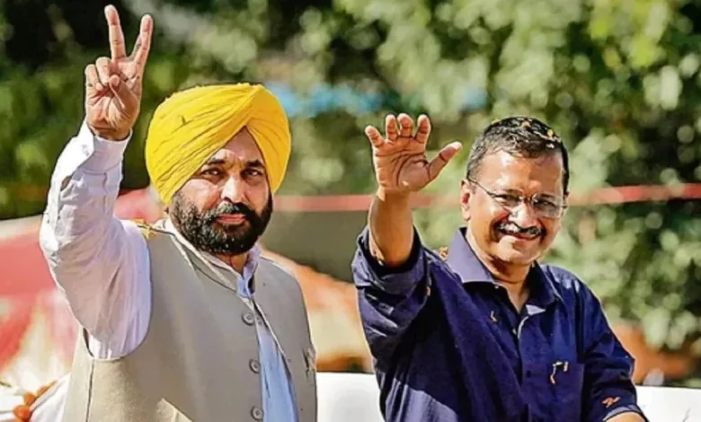 ਮਾਨ ਤੇ ਕੇਜਰੀਵਾਲ ਅੱਜ ‘ਫਾਸਟ ਟਰੈਕ ਪੰਜਾਬ ਪੋਰਟਲ’ ਦੀ ਕਰਨਗੇ ਸ਼ੁਰੂਆਤ, ਨਿਵੇਸ਼ਕਾਂ ਨੂੰ ਅਰਜ਼ੀ ਦੇਣ ’ਤੇ 45 ਦਿਨਾਂ 'ਚ ਮਿਲਣਗੀਆਂ ਪ੍ਰਵਾਨਗੀਆਂ ਮਾਨ ਤੇ ਕੇਜਰੀਵਾਲ ਅੱਜ ‘ਫਾਸਟ ਟਰੈਕ ਪੰਜਾਬ ਪੋਰਟਲ’ ਦੀ ਕਰਨਗੇ ਸ਼ੁਰੂਆਤ, ਨਿਵੇਸ਼ਕਾਂ ਨੂੰ ਅਰਜ਼ੀ ਦੇਣ ’ਤੇ 45 ਦਿਨਾਂ 'ਚ ਮਿਲਣਗੀਆਂ ਪ੍ਰਵਾਨਗੀਆਂ