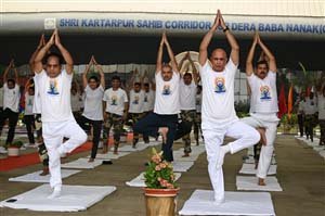 ਸ੍ਰੀ ਕਰਤਾਰਪੁਰ ਕੋਰੀਡੋਰ 'ਚ ਬੀਐਸਐਫ ਵੱਲੋਂ ਮਨਾਇਆ ਅੰਤਰਰਾਸ਼ਟਰੀ ਯੋਗਾ ਦਿਵਸ