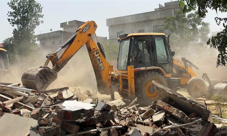 ਪਿੰਡ ਸਮਸ਼ੇਰਪੁਰ 'ਚ ਨਸ਼ਾ ਤਸਕਰ ਦੀ ਨਾਜਾਇਜ਼ ਉਸਾਰੀ 'ਤੇ ਚੱਲਿਆ ਪੀਲਾ ਪੰਜਾ, ਬਟਾਲਾ ਪੁਲਿਸ ਨੇ ਨਸ਼ਿਆਂ ਖਿ਼ਲਾਫ਼ ਕੀਤੀ ਵੱਡੀ ਕਾਰਵਾਈ