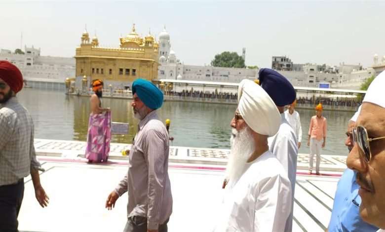 ਡੇਰਾ ਬਿਆਸ ਮੁਖੀ ਸੱਚਖੰਡ ਸ੍ਰੀ ਹਰਿਮੰਦਰ ਸਾਹਿਬ ਹੋਏ ਨਤਮਸਤਕ, ਸਰਬੱਤ ਦੇ ਭਲੇ ਦੀ ਕੀਤੀ ਅਰਦਾਸ