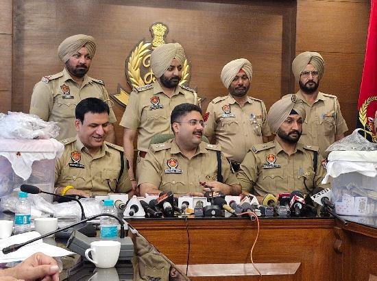 पुलिस की दबिश से उड़े जुआरियों के होश, मोहाली होटल से लाखों की नकदी और ताश के पत्ते जब्त