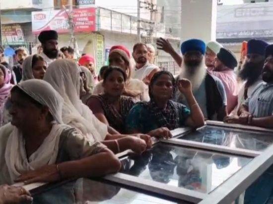 ਲਾਸ਼ ਨੂੰ ਸੜਕ ਤੇ ਰੱਖ ਕੇ ਕੀਤਾ ਜਾ ਰਿਹਾ ਰੋਸ ਵਿਖਾਵਾ ਪ੍ਰਸ਼ਾਸਨ ਨੇ ਖਤਮ ਕਰਵਾਇਆ 