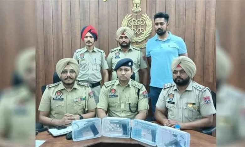ਮੱਧ ਪ੍ਰਦੇਸ਼ ਤੋਂ ਬੱਸ 'ਚ ਲਿਆ ਰਿਹਾ ਸੀ ਚਾਰ ਪਿਸਤੌਲ, ਰਸਤੇ 'ਚ ਪੁਲਿਸ ਨੇ ਕੀਤਾ ਗ੍ਰਿਫ਼ਤਾਰ; ਪੰਜਾਬ ਦੇ ਇਸ ਪਿੰਡ ਨਾਲ ਸਬੰਧਤ ਹੈ ਮੁਲਜ਼ਮ