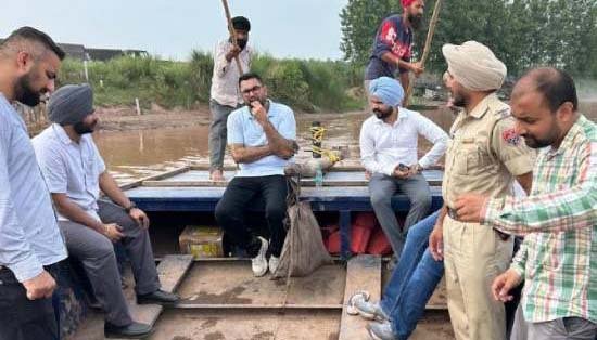 ਹੜ੍ਹਾਂ ਦਾ ਖ਼ਤਰਾ? DC ਪਹੁੰਚ ਗਿਆ ਰਾਵੀ ਦਰਿਆ 'ਤੇ..! ਹੜ੍ਹ ਰੋਕੂ ਪ੍ਰਬੰਧਕਾਂ ਦਾ ਜਾਇਜਾ ਲੈਂਦਿਆਂ ਦਿੱਤੇ ਸਖ਼ਤ ਹੁਕਮ