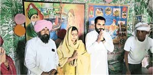 ਪੀਰ ਬਾਬਾ ਬੁਰਜੀ ਵਾਲਾ ਦੀ ਦਰਗਾਹ ’ਤੇ ਹਜ਼ਾਰਾਂ ਸ਼ਰਧਾਲੂ ਨਤਮਸਤਕ, 1984 ਤੋਂ ਬਾਅਦ ਪਾਕਿਸਤਾਨੀ ਨਾਗਰਿਕਾਂ ਨੇ ਇੱਥੇ ਆਉਣਾ ਕੀਤਾ ਬੰਦ ਪੀਰ ਬਾਬਾ ਬੁਰਜੀ ਵਾਲਾ ਦੀ ਦਰਗਾਹ ’ਤੇ ਹਜ਼ਾਰਾਂ ਸ਼ਰਧਾਲੂ ਨਤਮਸਤਕ, 1984 ਤੋਂ ਬਾਅਦ ਪਾਕਿਸਤਾਨੀ ਨਾਗਰਿਕਾਂ ਨੇ ਇੱਥੇ ਆਉਣਾ ਕੀਤਾ ਬੰਦ