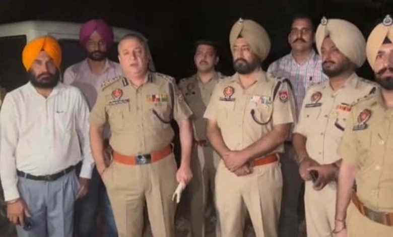 ਆਸ਼ੂ ਮੋਂਗਾ ਕਤਲਕਾਂਡ 'ਚ ਲੋੜੀਂਦੇ ਬਦਮਾਸ਼ਾਂ ਤੇ ਪੁਲਿਸ ਵਿਚਾਲੇ ਆਹਮੋ-ਸਾਹਮਣੇ ਚੱਲੀਆਂ ਗੋਲੀਆਂ, ਮੁਕਾਬਲੇ ਮਗਰੋਂ ਗ੍ਰਿਫ਼ਤਾਰ ਆਸ਼ੂ ਮੋਂਗਾ ਕਤਲਕਾਂਡ 'ਚ ਲੋੜੀਂਦੇ ਬਦਮਾਸ਼ਾਂ ਤੇ ਪੁਲਿਸ ਵਿਚਾਲੇ ਆਹਮੋ-ਸਾਹਮਣੇ ਚੱਲੀਆਂ ਗੋਲੀਆਂ, ਮੁਕਾਬਲੇ ਮਗਰੋਂ ਗ੍ਰਿਫ਼ਤਾਰ